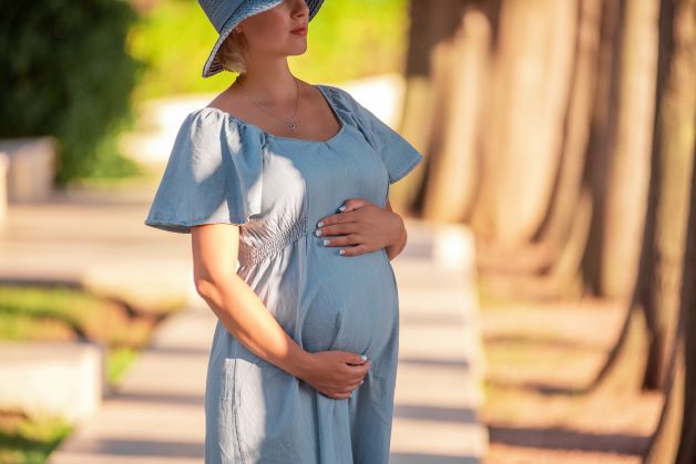 Picture Perfect: Expert Advice On Maternity Dress Photoshoots